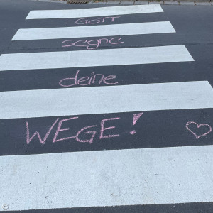 Zebrastreifen vor der Kirche