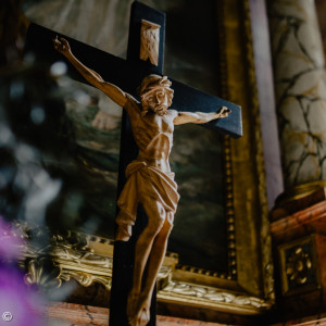 Jesusfigur auf dem Altar