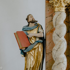 Seitenfigur am Altar