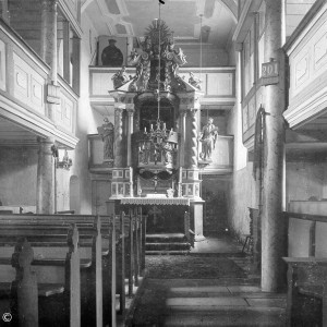 Die evangelische Pfarrkirche vor der Renovierung 1909. Markant: Der Kanzelaltar mit den zwei Emporen dahinter. 