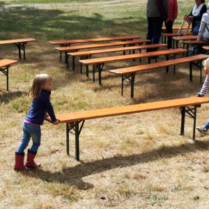 Aufbauen der Bänke beim Kornberggottesdienst 2018