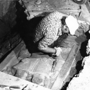 1977: Ausgrabung der Grabplatten