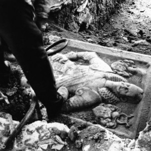 1977: Ausgrabung der Grabplatten